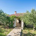 House Pool House By The Sea Дом отдыха Пировац