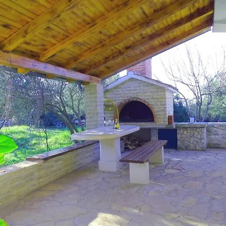 Дом отдыха House Pool House By The Sea Пировац